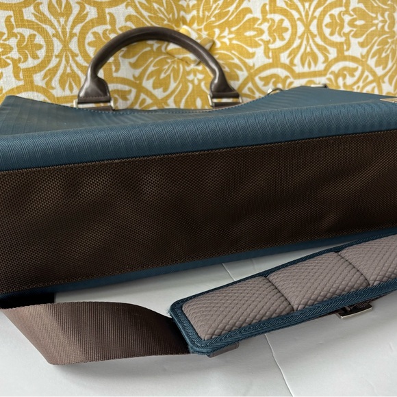 Moshi Urbana laptop 15" case excellent used condition. No pen-marks/blemishes. - Picture 3 of 7